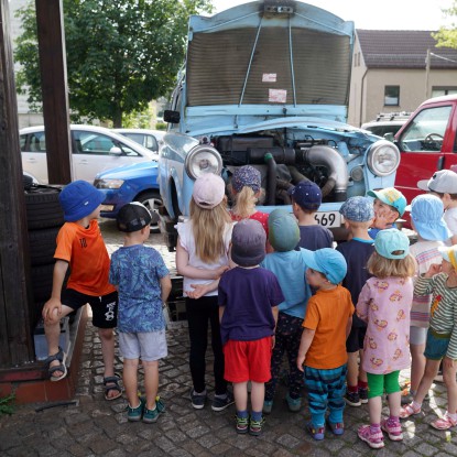 Tut, tut, tut - ein Auto kommt gefahren…